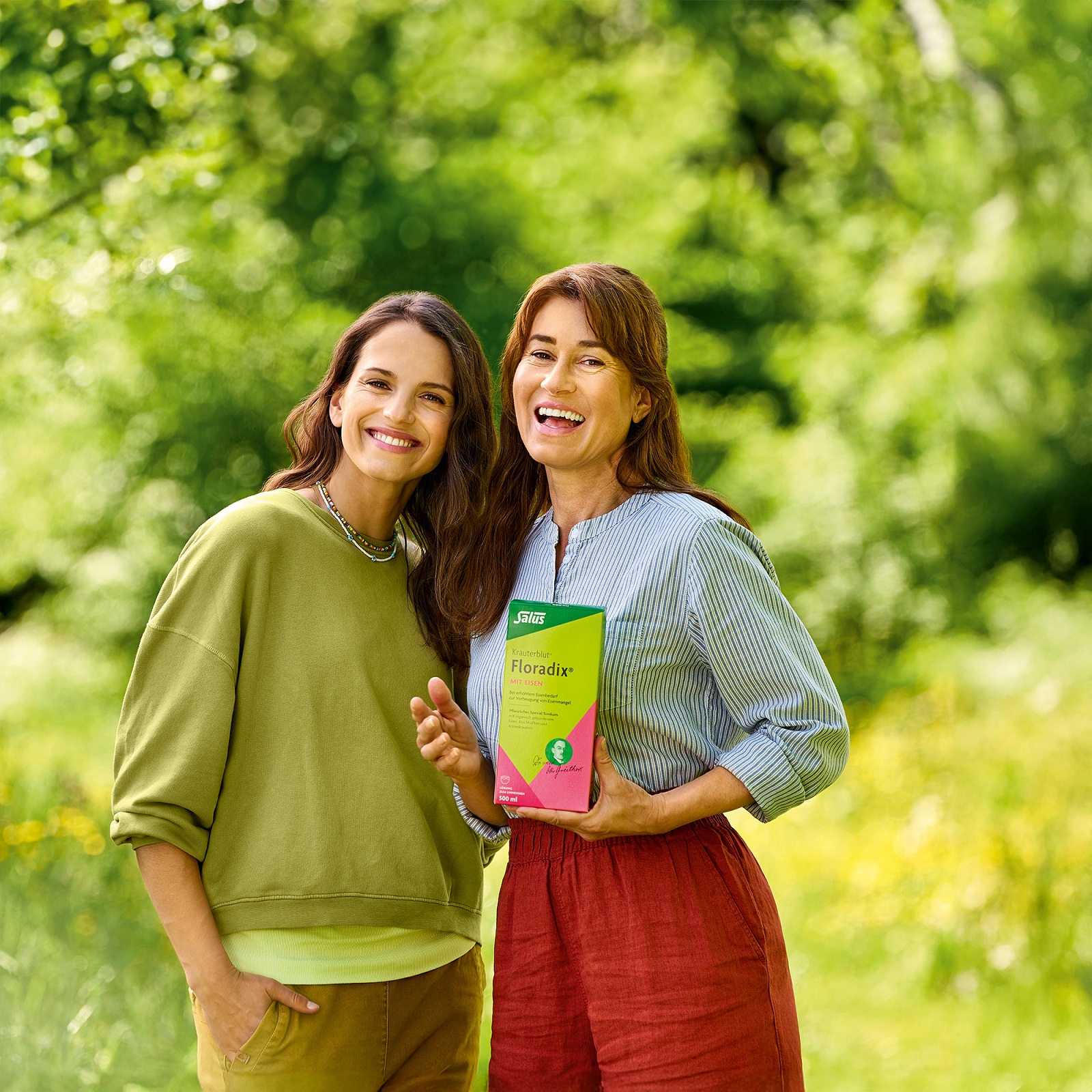Kräuterblut Floradix mit Eisen wird von Mutter und einer erwachsenen Tochter präsentiert